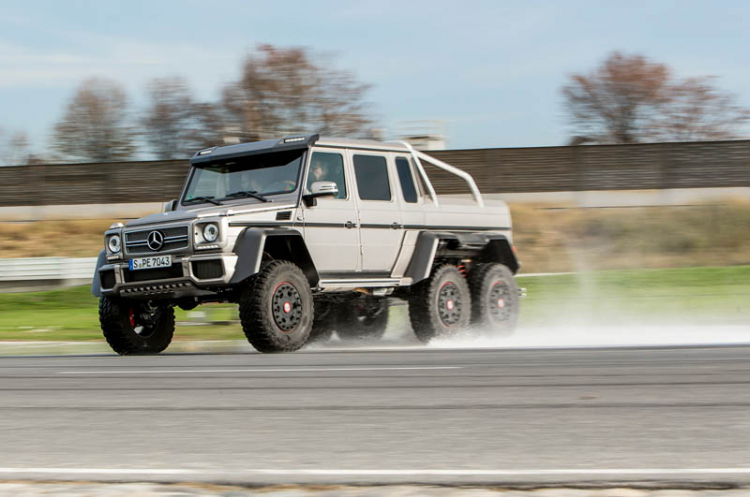 "Khủng long" G63 AMG 6x6 "đọ" tốc độ với các siêu xe