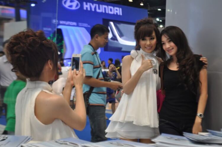 Ảnh đoàn OS tham quan Bangkok Motor Show 2012