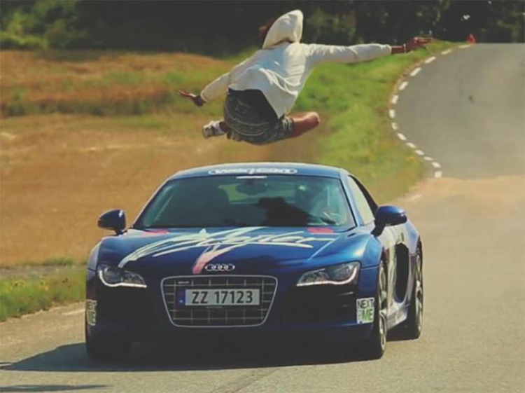 Nhảy qua nóc siêu xe Audi R8 khi xe đang chạy 150km/h