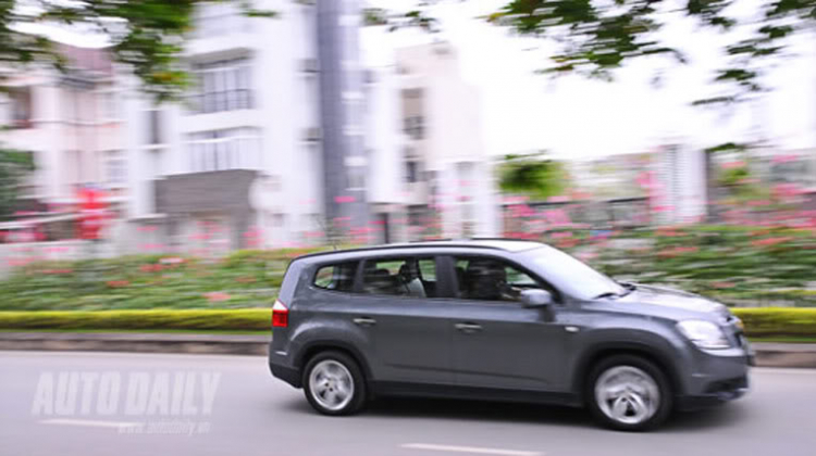 So sánh Chevrolet Orlando LTZ và Toyota Innova G 2012