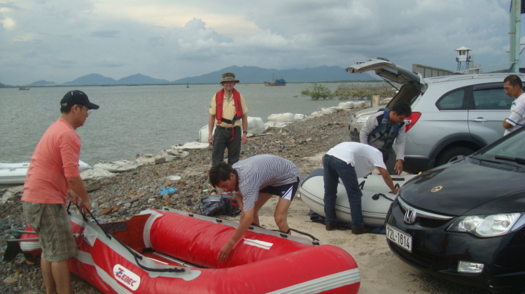 Du ngoạn trên biển bằng xuồng phao bơm hơi.