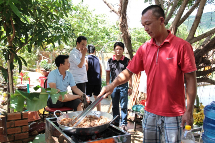 Ba mươi tháng tư đi tránh miền đất dữ - Gặp Fulro ở giữa cánh rừng thô! ... Hô hô hô!