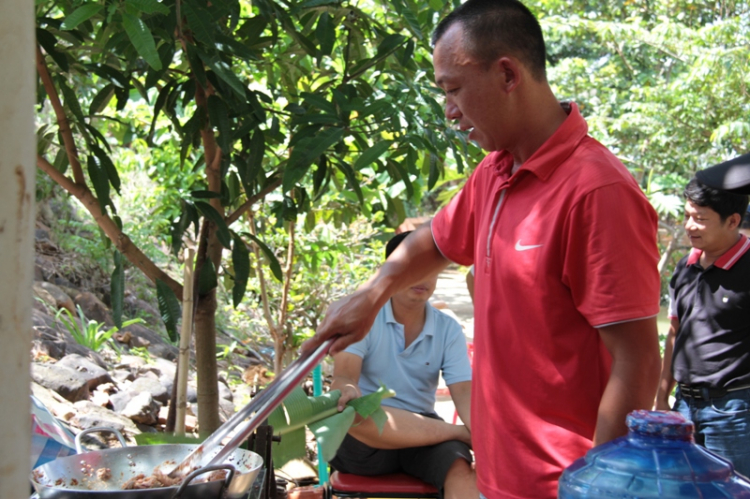 Ba mươi tháng tư đi tránh miền đất dữ - Gặp Fulro ở giữa cánh rừng thô! ... Hô hô hô!