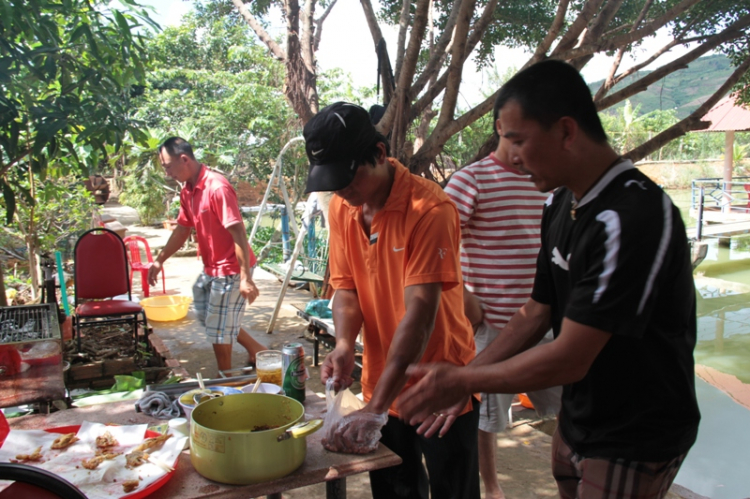 Ba mươi tháng tư đi tránh miền đất dữ - Gặp Fulro ở giữa cánh rừng thô! ... Hô hô hô!