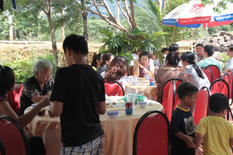 Ba mươi tháng tư đi tránh miền đất dữ - Gặp Fulro ở giữa cánh rừng thô! ... Hô hô hô!