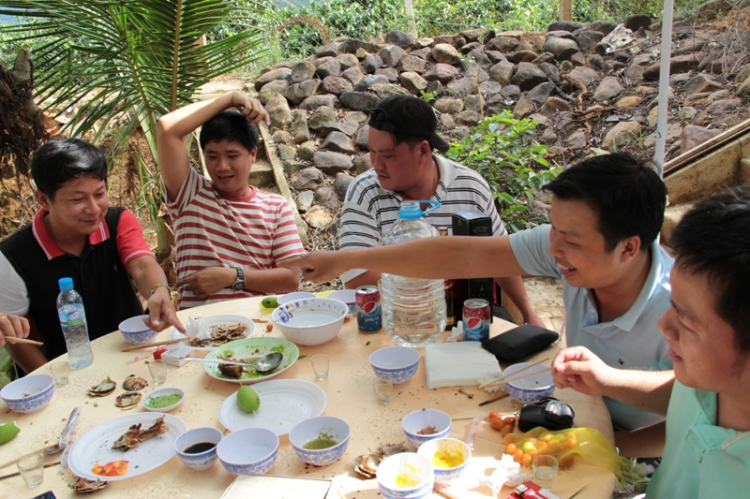 Ba mươi tháng tư đi tránh miền đất dữ - Gặp Fulro ở giữa cánh rừng thô! ... Hô hô hô!