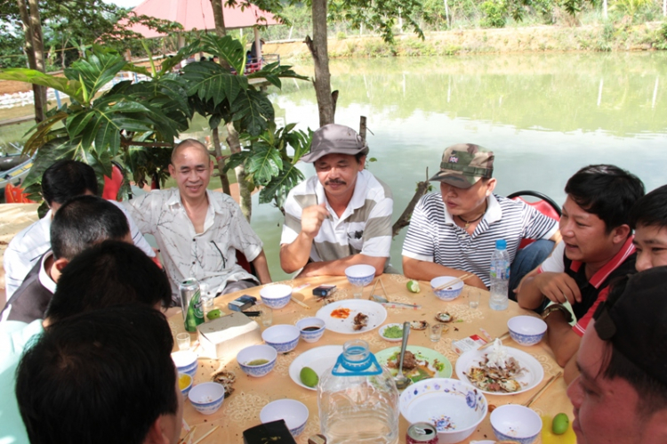 Ba mươi tháng tư đi tránh miền đất dữ - Gặp Fulro ở giữa cánh rừng thô! ... Hô hô hô!