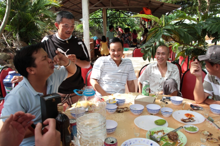 Ba mươi tháng tư đi tránh miền đất dữ - Gặp Fulro ở giữa cánh rừng thô! ... Hô hô hô!