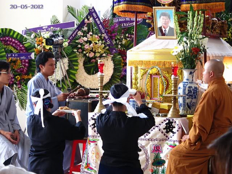 Một vài hình ảnh thân hữu tại tang lễ bác TLH ngày 18-và 19-20-21-5-2012. Một vài hình ảnh thân hữu tại tang lễ bác TLH ngày 18-và 19-20-21-5-2012.
