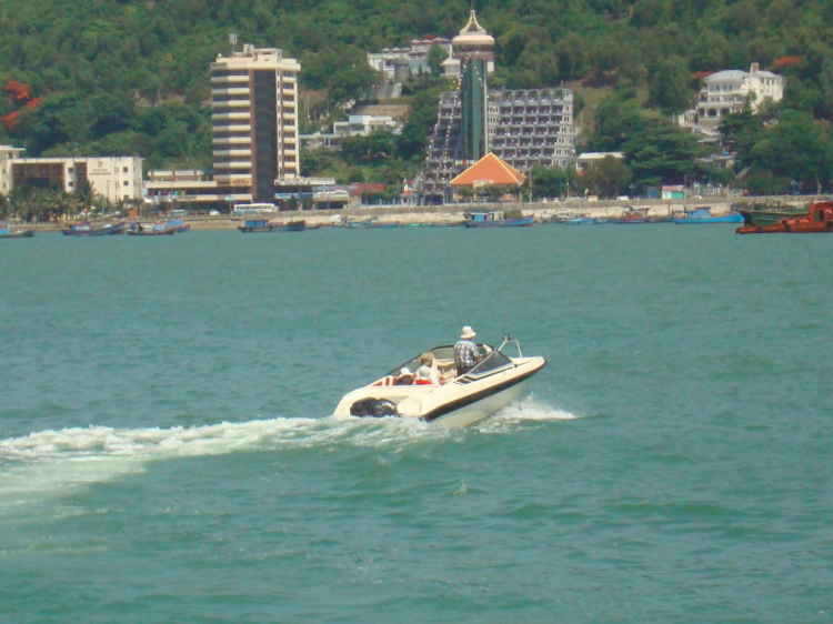 Du ngoạn trên biển bằng xuồng phao bơm hơi.