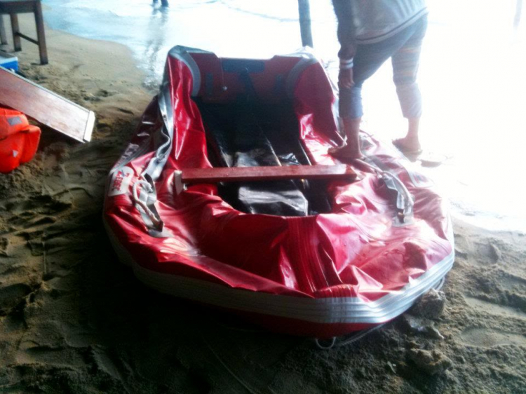 Du ngoạn trên biển bằng xuồng phao bơm hơi. Du ngoạn trên biển bằng xuồng phao bơm hơi.