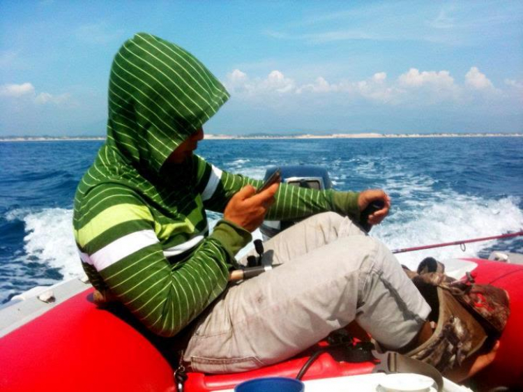 Du ngoạn trên biển bằng xuồng phao bơm hơi. Du ngoạn trên biển bằng xuồng phao bơm hơi.