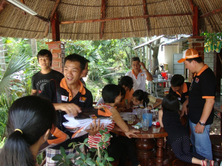 Những hình ảnh buổi Off Tân gia của S.O.S. ngày 20/5/2012 tại Hoàng Thái Bảo Gia Trang Những hình ảnh buổi Off Tân gia của S.O.S. ngày 20/5/2012 tại Hoàng Thái Bảo Gia Trang