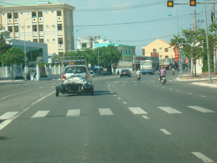 Du ngoạn trên biển bằng xuồng phao bơm hơi.