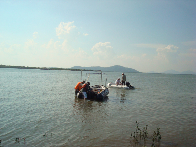 Du ngoạn trên biển bằng xuồng phao bơm hơi.