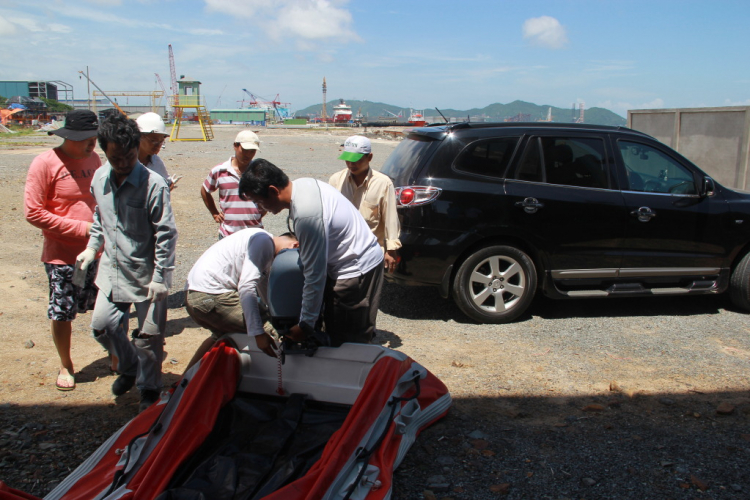 Du ngoạn trên biển bằng xuồng phao bơm hơi.