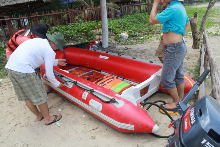 Du ngoạn trên biển bằng xuồng phao bơm hơi.