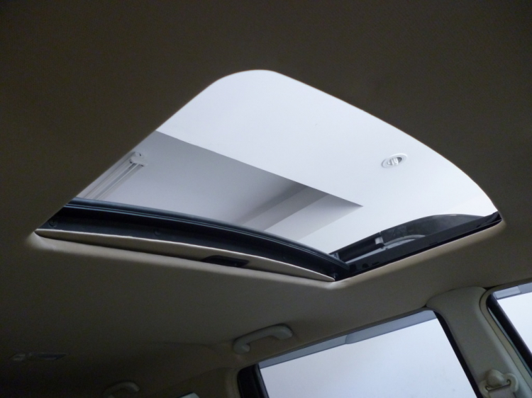 Nissan Livina - Đẳng cấp với cửa sổ trời Sunroofs !