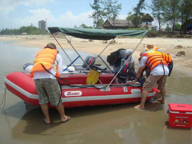 Du ngoạn trên biển bằng xuồng phao bơm hơi. Du ngoạn trên biển bằng xuồng phao bơm hơi.
