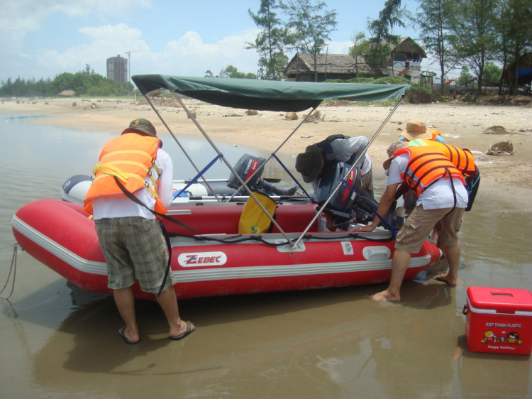 Du ngoạn trên biển bằng xuồng phao bơm hơi.