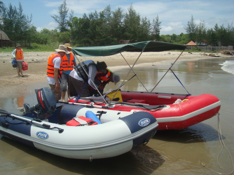 Du ngoạn trên biển bằng xuồng phao bơm hơi.