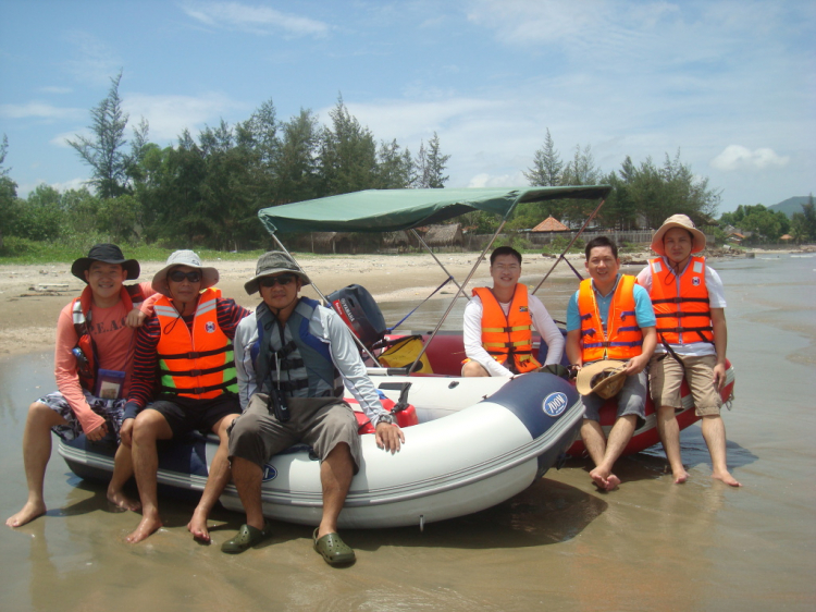 Du ngoạn trên biển bằng xuồng phao bơm hơi.