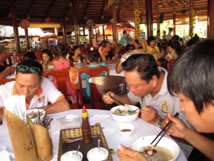 Hình ảnh S.O.S giao lưu tại Cái Bè, Tiền Giang (ngày 30/5)