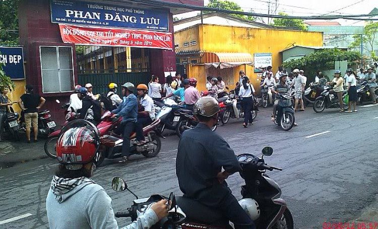 Hôm nay toàn thành phố thi tốt nghiệp... Hôm nay toàn thành phố thi tốt nghiệp...