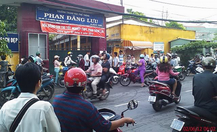 Hôm nay toàn thành phố thi tốt nghiệp... Hôm nay toàn thành phố thi tốt nghiệp...