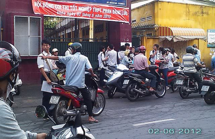 Hôm nay toàn thành phố thi tốt nghiệp... Hôm nay toàn thành phố thi tốt nghiệp...