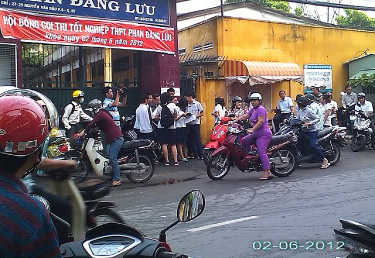 Hôm nay toàn thành phố thi tốt nghiệp... Hôm nay toàn thành phố thi tốt nghiệp...
