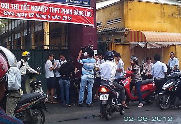 Hôm nay toàn thành phố thi tốt nghiệp... Hôm nay toàn thành phố thi tốt nghiệp...