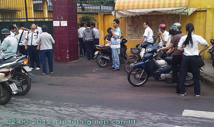 Hôm nay toàn thành phố thi tốt nghiệp... Hôm nay toàn thành phố thi tốt nghiệp...