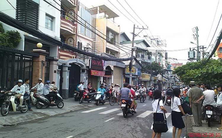 Hôm nay toàn thành phố thi tốt nghiệp... Hôm nay toàn thành phố thi tốt nghiệp...