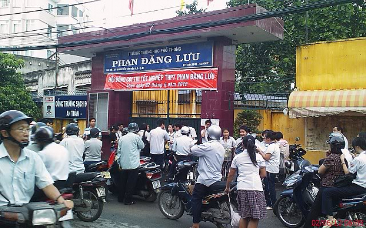 Hôm nay toàn thành phố thi tốt nghiệp... Hôm nay toàn thành phố thi tốt nghiệp...
