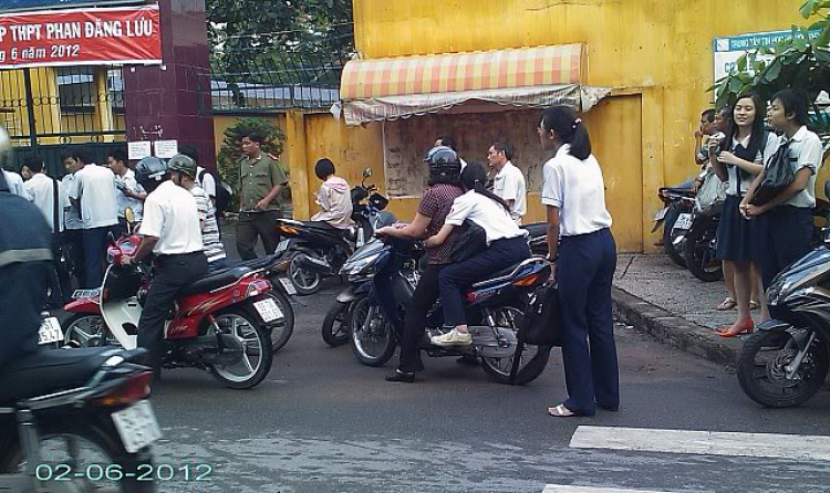 Hôm nay toàn thành phố thi tốt nghiệp...