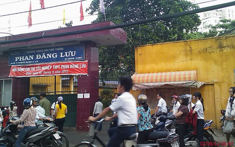 Hôm nay toàn thành phố thi tốt nghiệp... Hôm nay toàn thành phố thi tốt nghiệp...