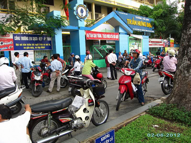 Hôm nay toàn thành phố thi tốt nghiệp... Hôm nay toàn thành phố thi tốt nghiệp...