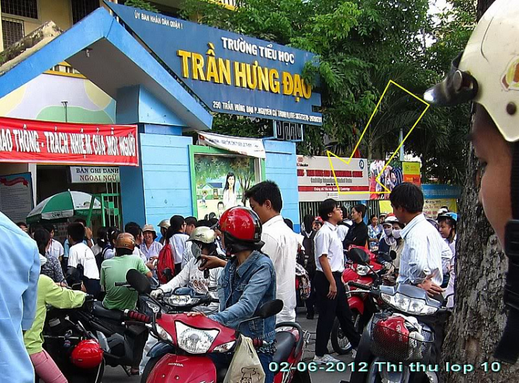 Hôm nay toàn thành phố thi tốt nghiệp... Hôm nay toàn thành phố thi tốt nghiệp...