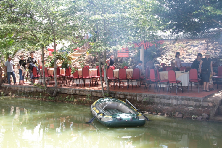 Du ngoạn trên biển bằng xuồng phao bơm hơi. Du ngoạn trên biển bằng xuồng phao bơm hơi.