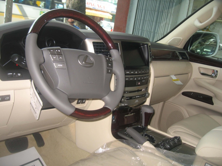 Lexus LX570 2013 màu trắng đã về Sài Gòn