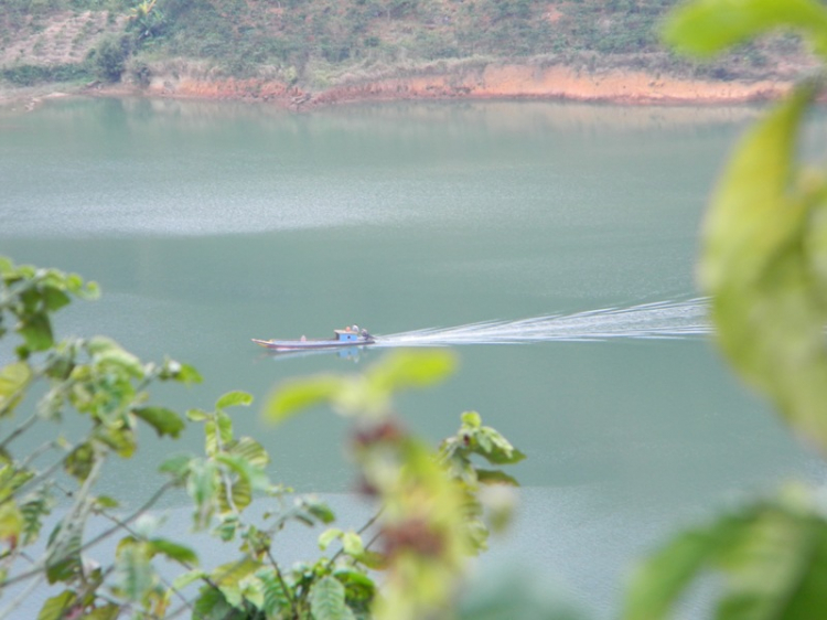 Du ngoạn trên biển bằng xuồng phao bơm hơi.