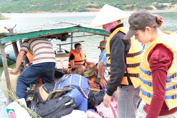 Du ngoạn trên biển bằng xuồng phao bơm hơi. Du ngoạn trên biển bằng xuồng phao bơm hơi.