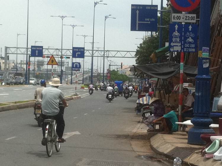 Em bị mấy chú ở đường V.V.K thổi. Em bị mấy chú ở đường V.V.K thổi.
