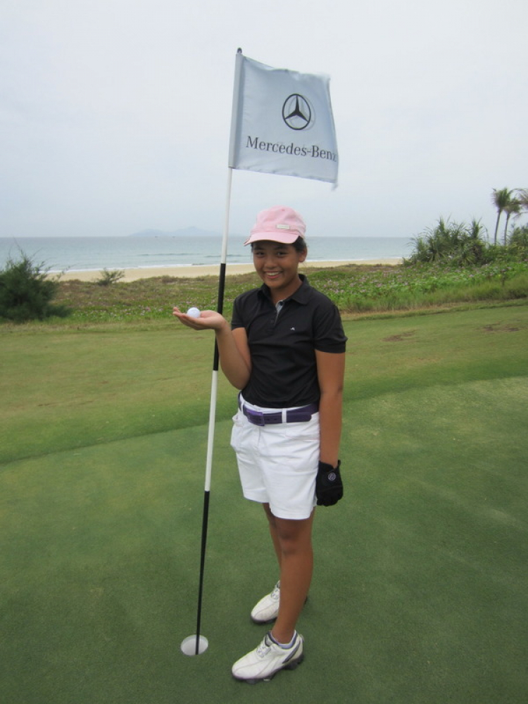 Nữ golf thủ 12 tuổi giành chiến thắng Hole in One chiếc Mercedes GLK300
