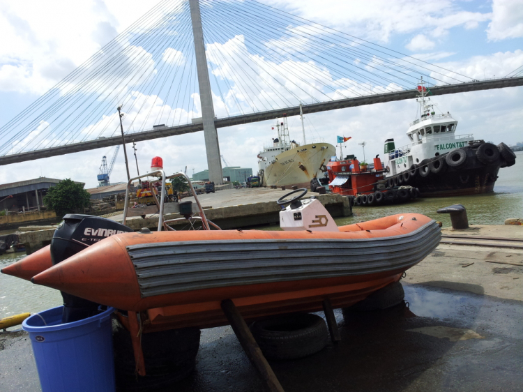 Du ngoạn trên biển bằng xuồng phao bơm hơi. Du ngoạn trên biển bằng xuồng phao bơm hơi.