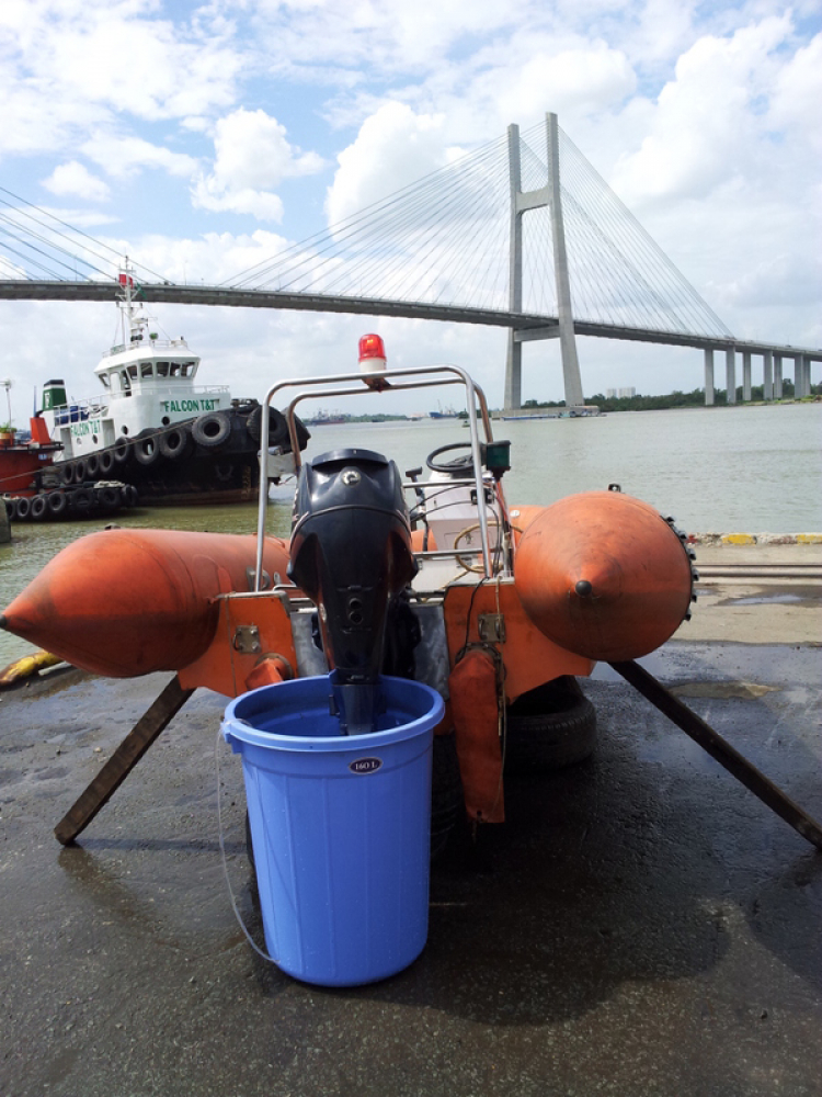 Du ngoạn trên biển bằng xuồng phao bơm hơi. Du ngoạn trên biển bằng xuồng phao bơm hơi.