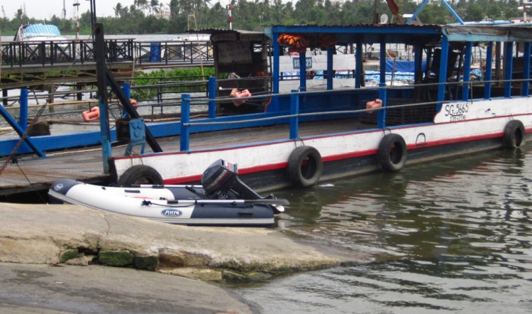 Du ngoạn trên biển bằng xuồng phao bơm hơi.