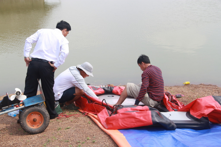 Du ngoạn trên biển bằng xuồng phao bơm hơi.