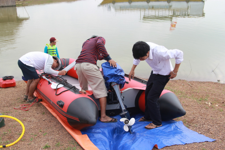 Du ngoạn trên biển bằng xuồng phao bơm hơi.